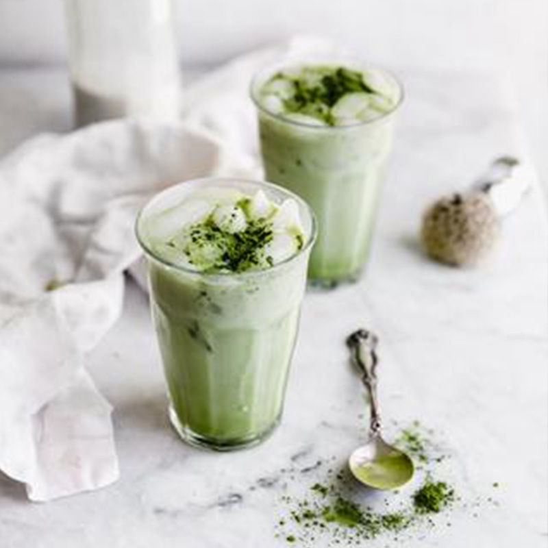 FEHÉRCSOKIS JEGES MATCHA LATTE