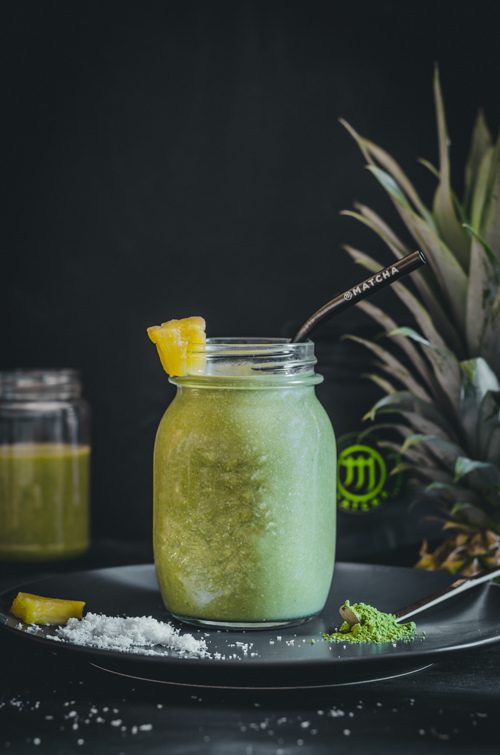 kókuszos ananászos matcha smoothie fém szívószállal