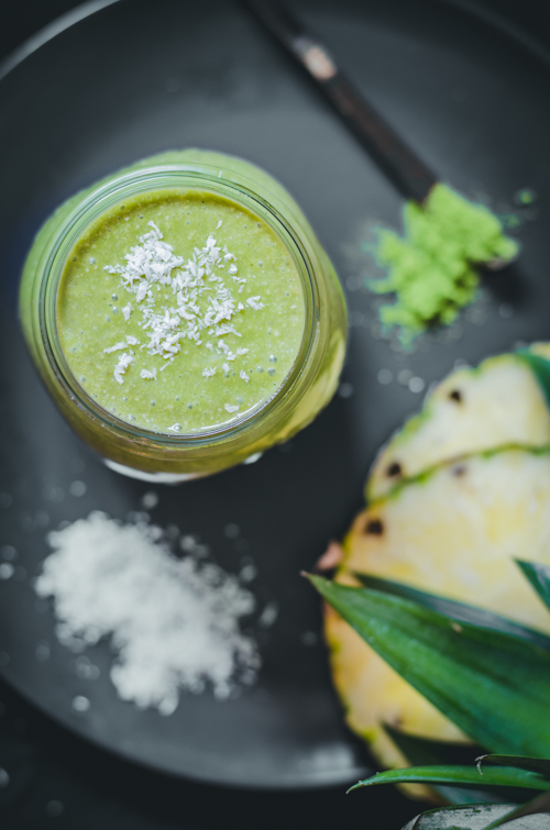 kókuszos-ananászos matcha smoothie felülről