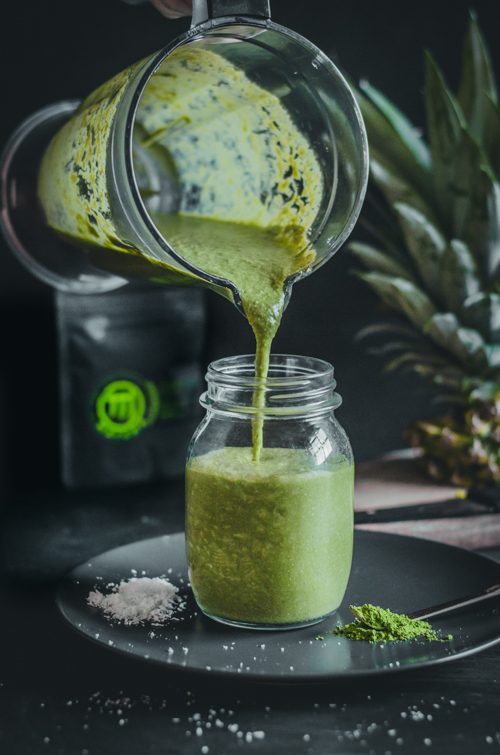 kókuszos-ananászos matcha smoothie kiöntés