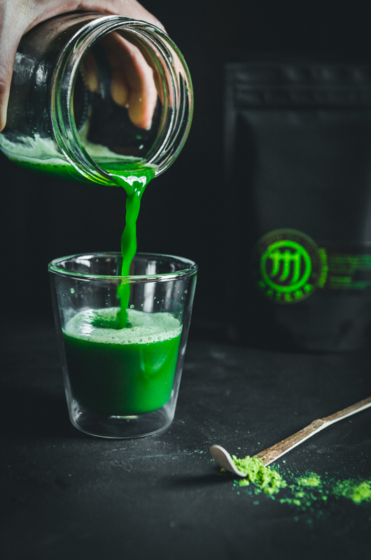 M matcha shot pohárba töltés
